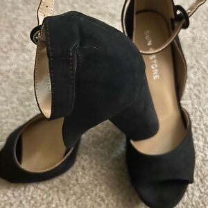 Black heel shoes